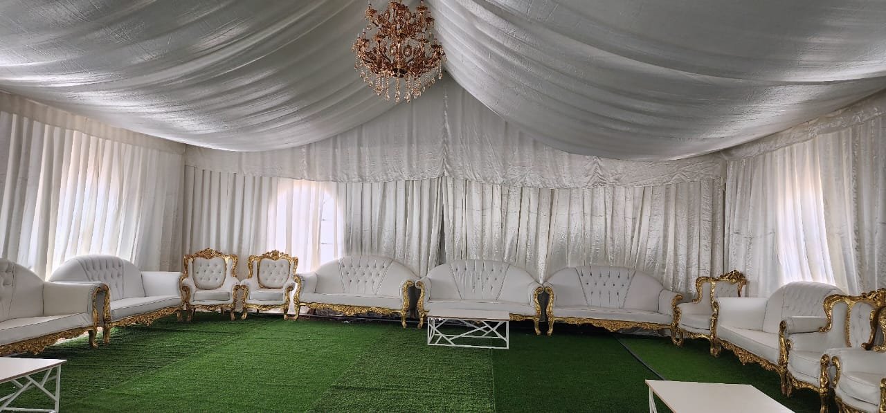 خيمة أوروبية كبيرة مع كنبات وكراسي بيضاء. استمتع بالراحة والأناقة في هذا المكان المريح والمثالي للاسترخاء في منطقة ابوظبي - العين 